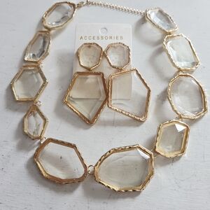 NWOT Fashion Coture Clear & Gold Chunky Necklace & Earrings Set.